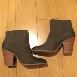 NWOT Shoedazzle Olive Ankle Shoe